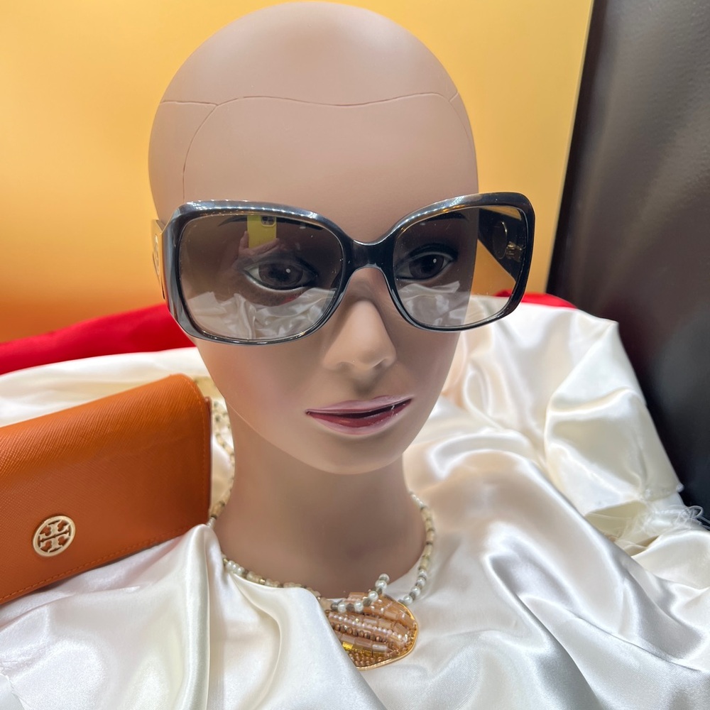 Chic Black Tory Burch Sunglasses